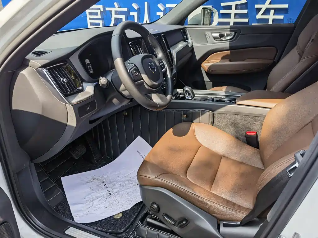 Volvo Volvo XC60 2025 B5 AWD Momentum Premium 2024 - thumbnail 9