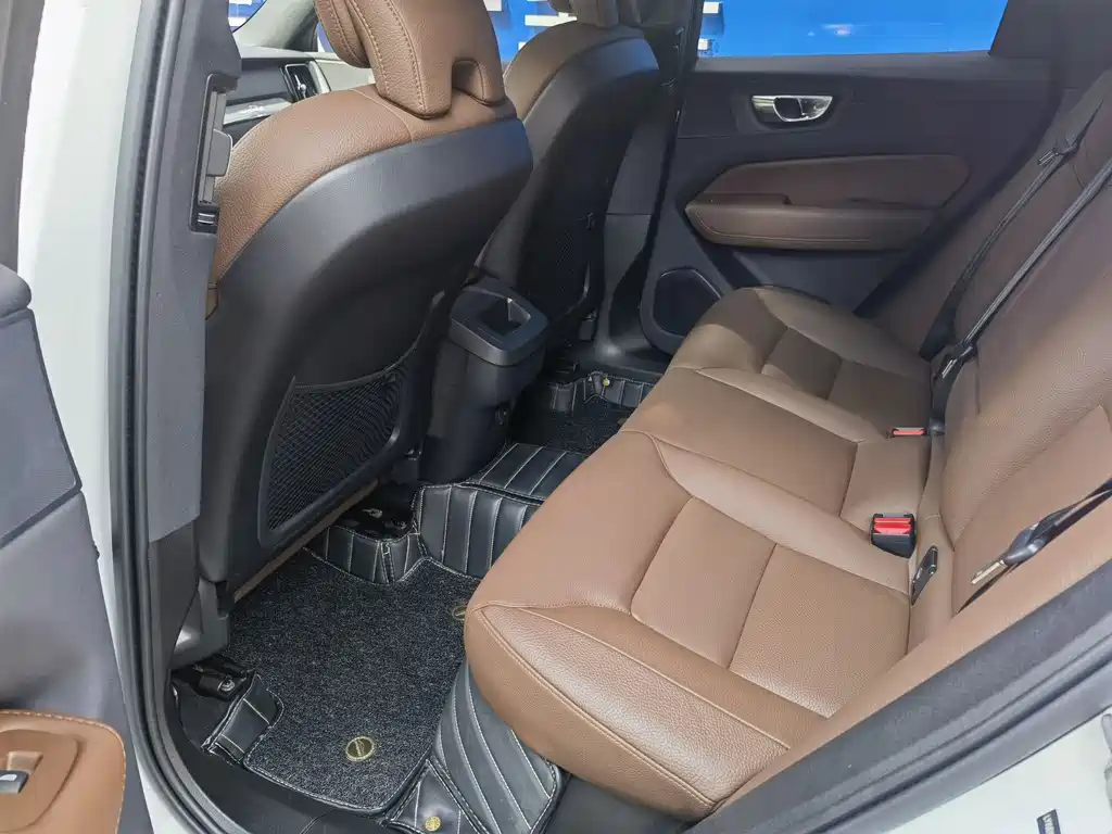Volvo Volvo XC60 2025 B5 AWD Momentum Premium 2024 - thumbnail 10