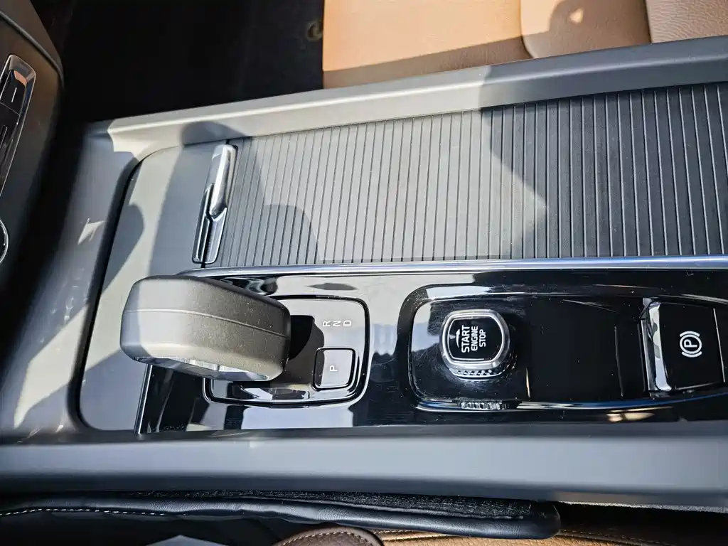 Volvo Volvo XC60 2025 B5 AWD Momentum Premium 2024 - thumbnail 12