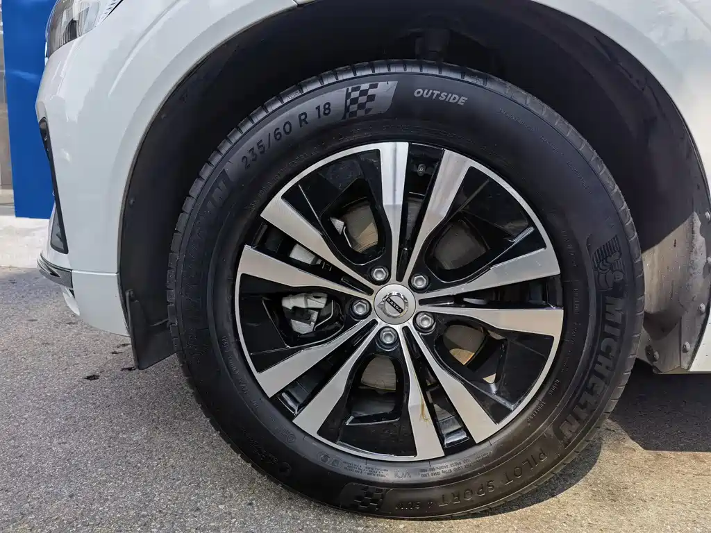 Volvo Volvo XC60 2025 B5 AWD Momentum Premium 2024 - thumbnail 16