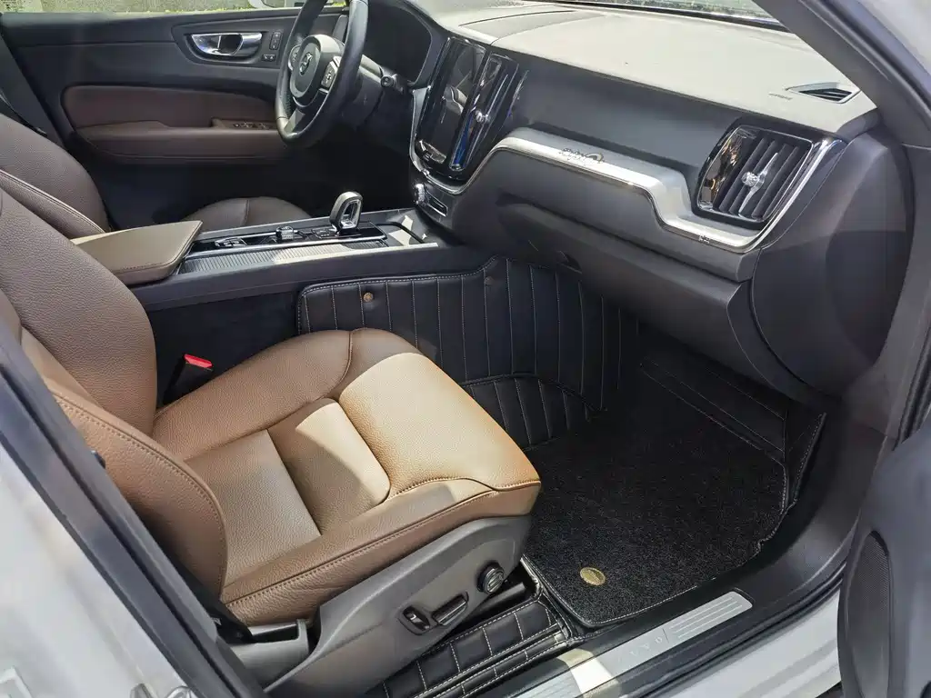 Volvo Volvo XC60 2025 B5 AWD Momentum Premium 2024 - thumbnail 18