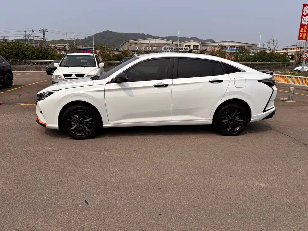 Dongfeng Fengshen DS 5 2023 1.5L Automatic Glory Edition 2022 - thumbnail 4