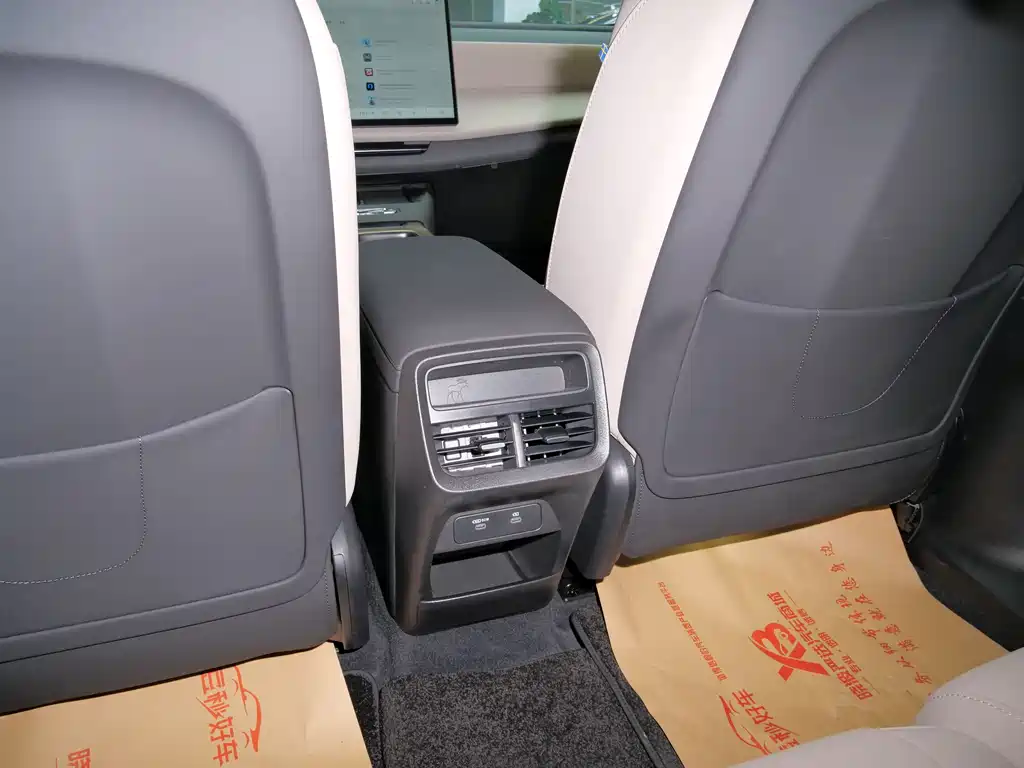 Volvo Volvo XC70 Plug-in Hybrid 2026 AWD Long Range Core 2025 - thumbnail 10