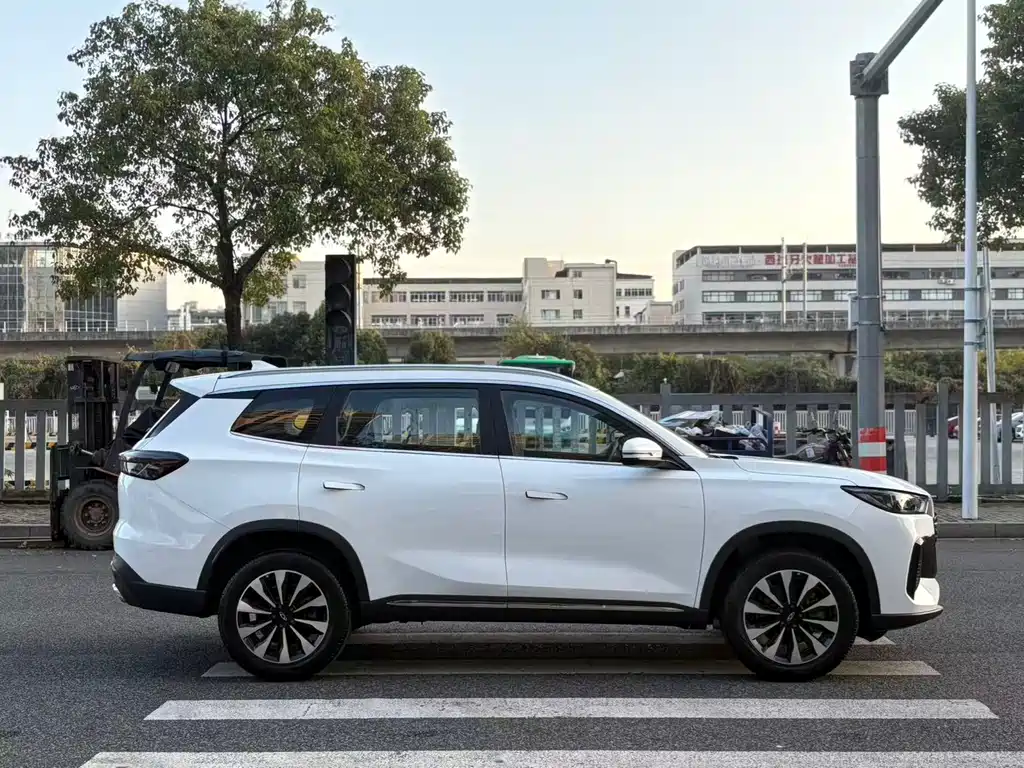 Chery Tiggo 8 PLUS 2025 Model 290TGDI DCT Wind Edition 2025 - thumbnail 4