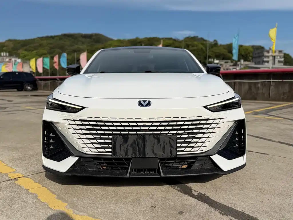 Changan Changan UNI-V 2022 1.5T Premium 2022 - thumbnail 2