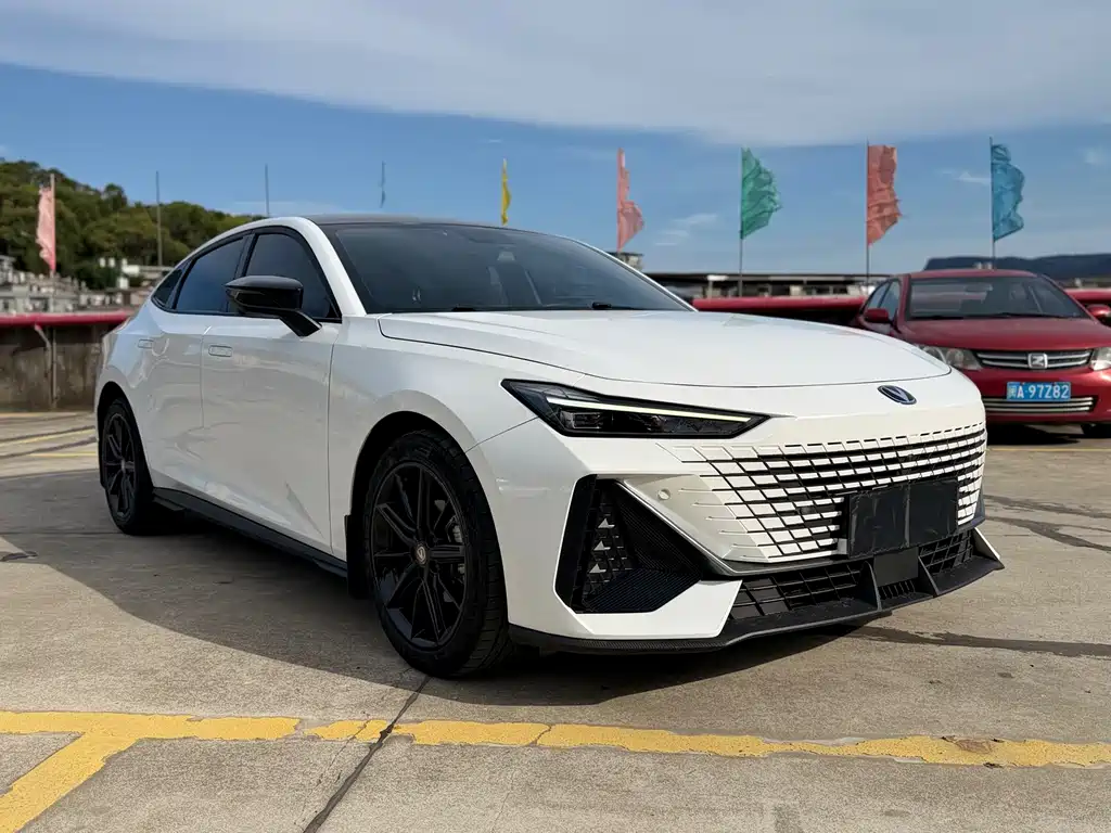 Changan Changan UNI-V 2022 1.5T Premium 2022 - thumbnail 3