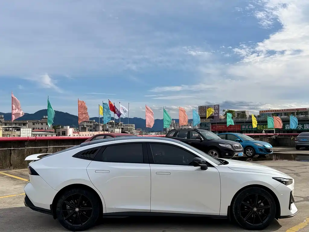 Changan Changan UNI-V 2022 1.5T Premium 2022 - thumbnail 4
