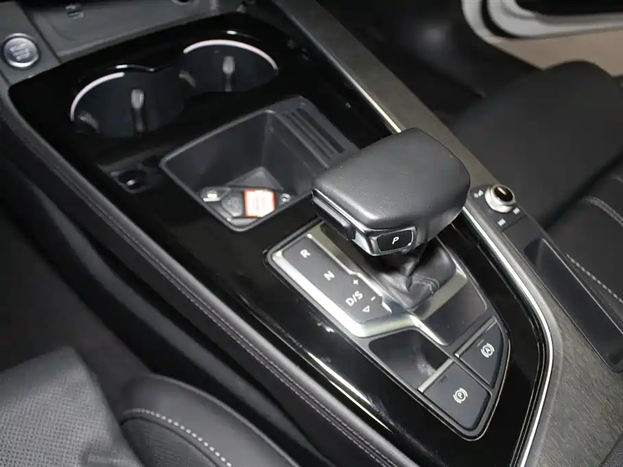 Audi Audi A4L 2023 40 TFSI Luxury Dynamic Model 2023 - thumbnail 11