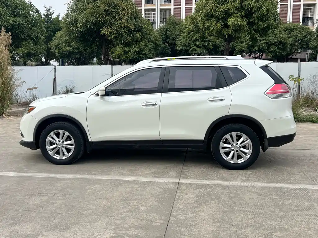 Nissan Nissan X-Trail 2015 Model 2.5L CVT Premium MAX Version 4WD 2016 - thumbnail 2