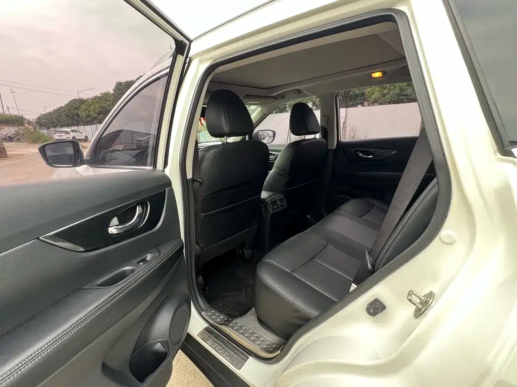 Nissan Nissan X-Trail 2015 Model 2.5L CVT Premium MAX Version 4WD 2016 - thumbnail 8