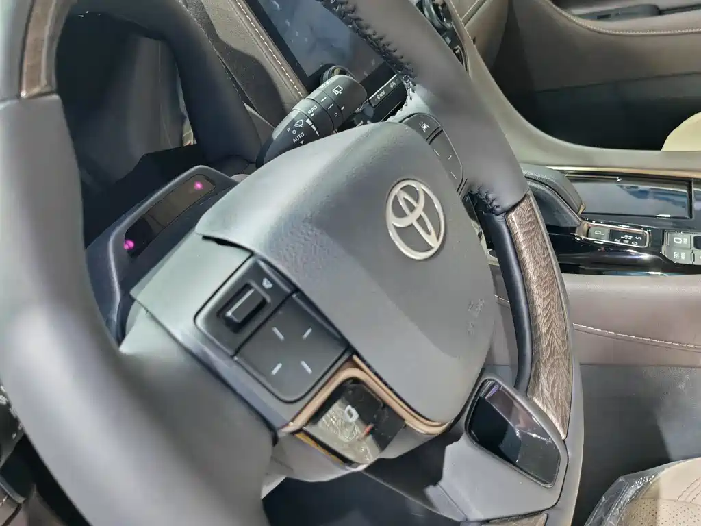 Toyota Toyota Alphard 2025 Model Hybrid 2.5L Premium Gold Edition 2026 - thumbnail 8