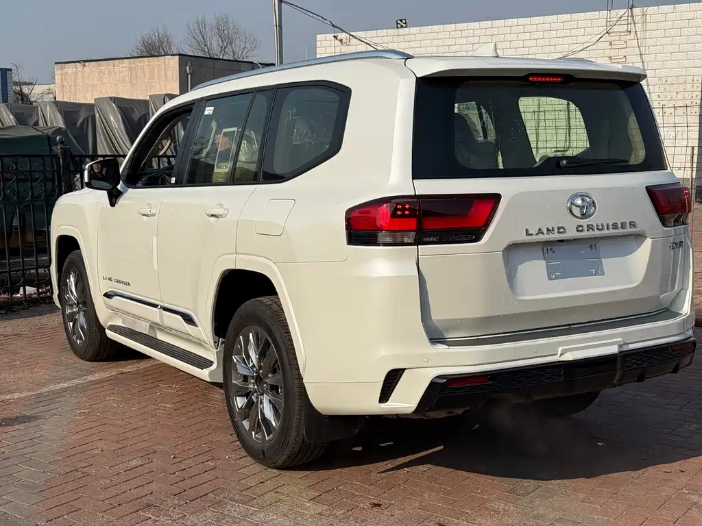 Toyota Land Cruiser LC300 2026 Model 4.0L Middle East Version 2026 - thumbnail 6