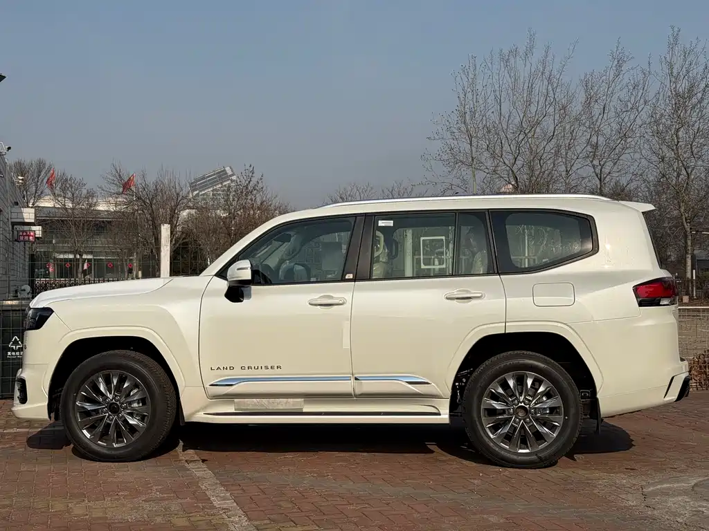 Toyota Land Cruiser LC300 2026 Model 4.0L Middle East Version 2026 - thumbnail 11
