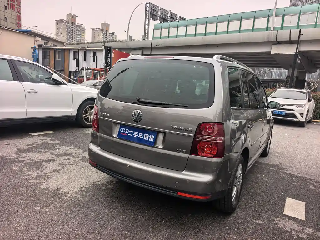 Volkswagen Volkswagen Touran 2008 1.8T Smart Luxury Edition Automatic 5-seater 2010 - thumbnail 3