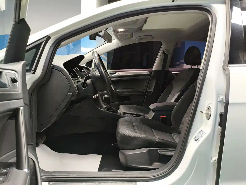 Volkswagen Volkswagen Golf 2018 230TSI Automatic Comfort Model 2018 - thumbnail 3