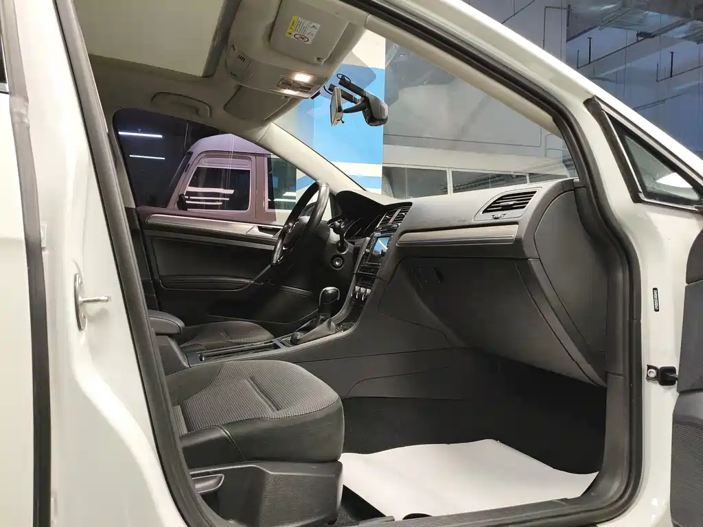 Volkswagen Volkswagen Golf 2018 230TSI Automatic Comfort Model 2018 - thumbnail 5
