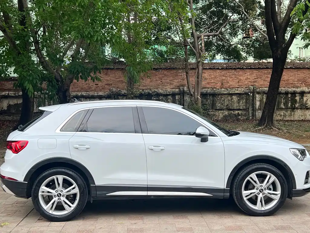 Audi Audi Q3 2022 35 TFSI Fashion Elegant Model 2022 - thumbnail 4
