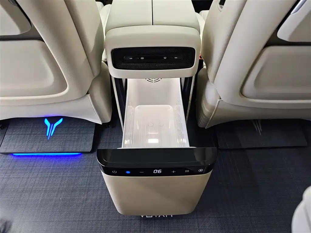 Lantu Automobile Lantu Dreamer 2025 PHEV AWD Flagship Kunpeng Edition 2026 - thumbnail 10