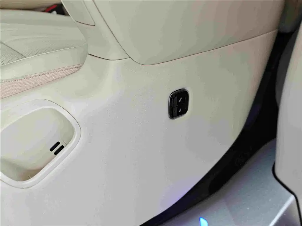 Lantu Automobile Lantu Dreamer 2025 PHEV AWD Flagship Kunpeng Edition 2026 - thumbnail 22