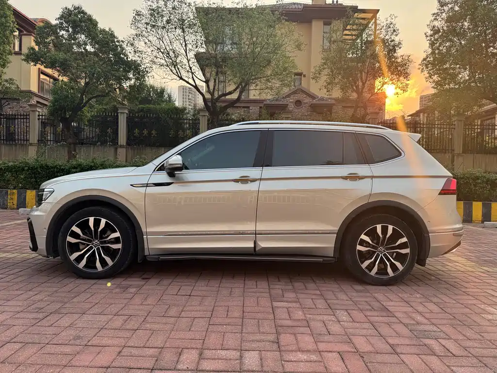 Volkswagen Volkswagen Tiguan L 2021 380TSI Automatic AWD R-Line Edition 7-seater 2021 - thumbnail 4