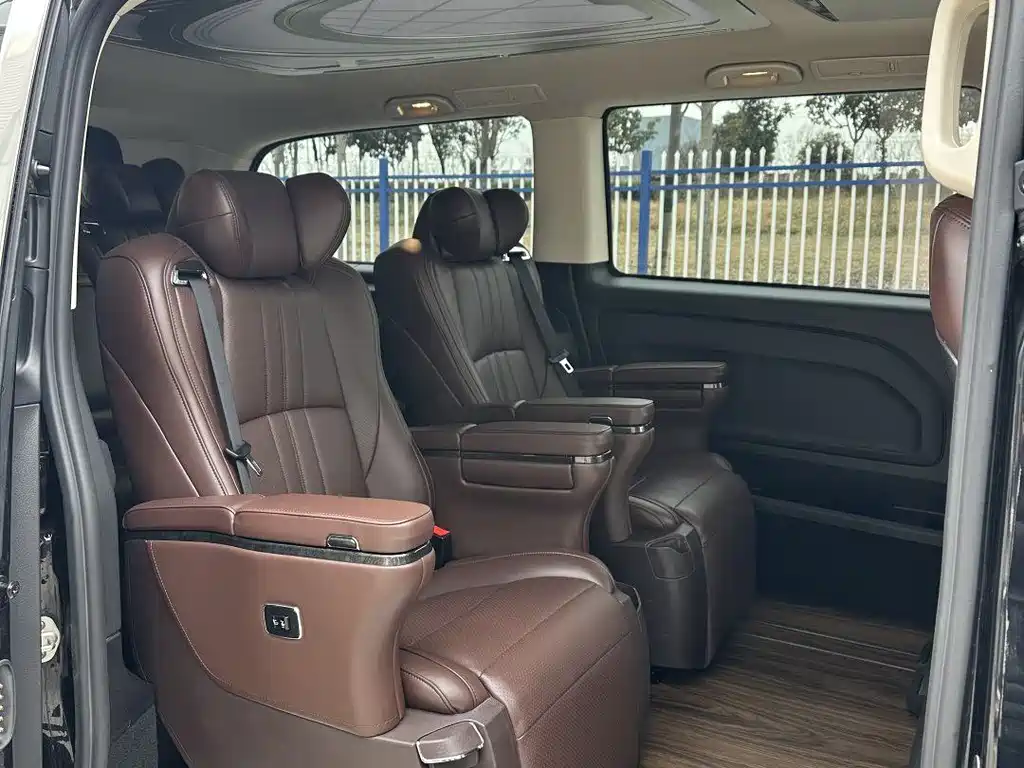 Mercedes-Benz Vito 2021 2.0T Elite 7-Seater 2023 - thumbnail 4