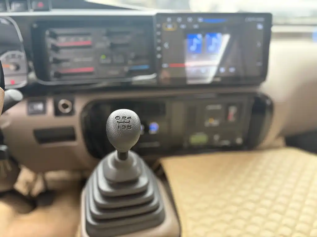 Toyota Toyota Coaster 2024 4.0L Manual 2025 - thumbnail 11