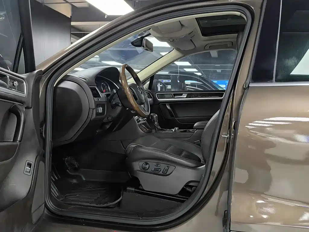 Volkswagen Volkswagen Touareg 2011 3.0 TSI High Configuration Model 2013 - thumbnail 5
