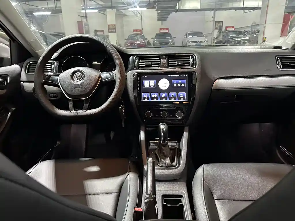 Volkswagen Volkswagen Sagitar 2015 230TSI Automatic Comfort Model 2015 - thumbnail 4