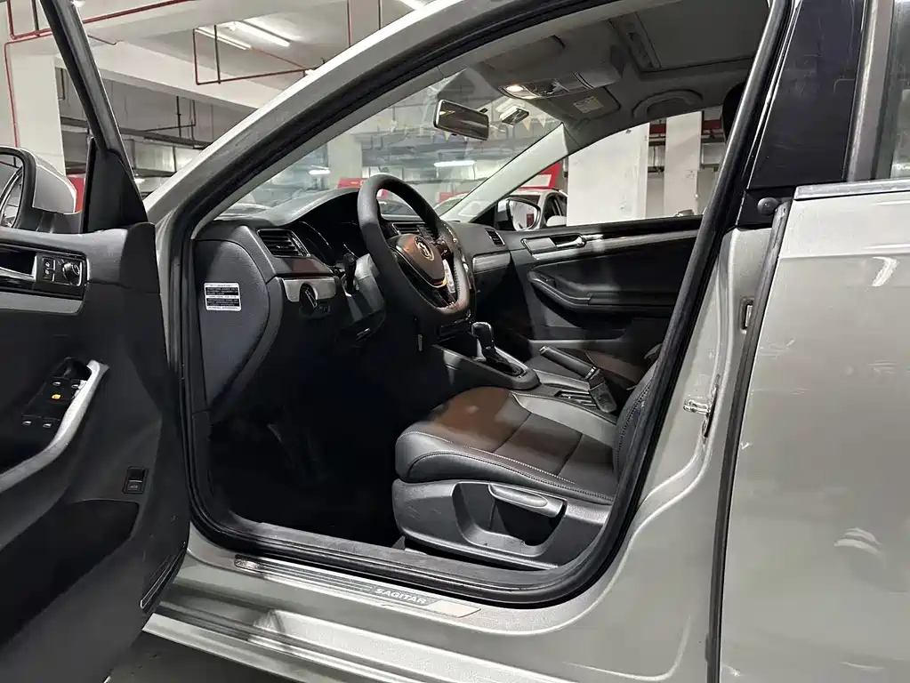 Volkswagen Volkswagen Sagitar 2015 230TSI Automatic Comfort Model 2015 - thumbnail 9