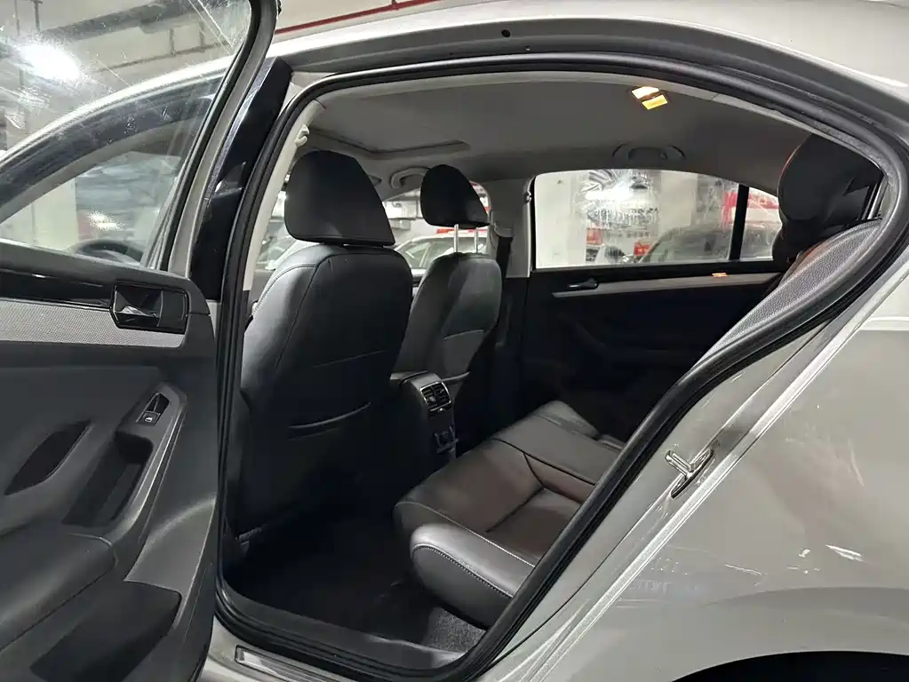 Volkswagen Volkswagen Sagitar 2015 230TSI Automatic Comfort Model 2015 - thumbnail 10