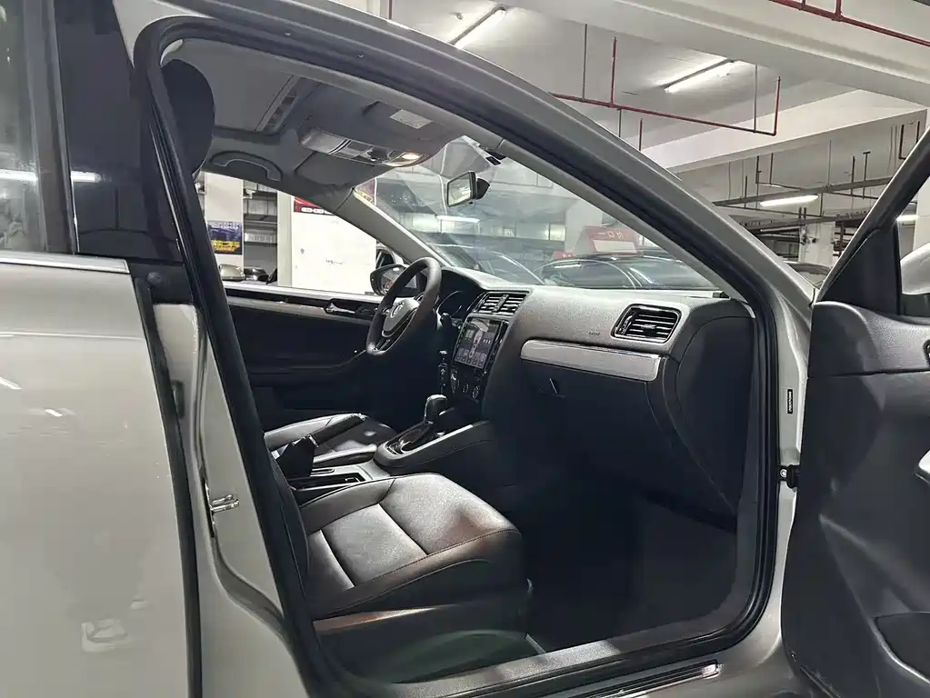 Volkswagen Volkswagen Sagitar 2015 230TSI Automatic Comfort Model 2015 - thumbnail 11