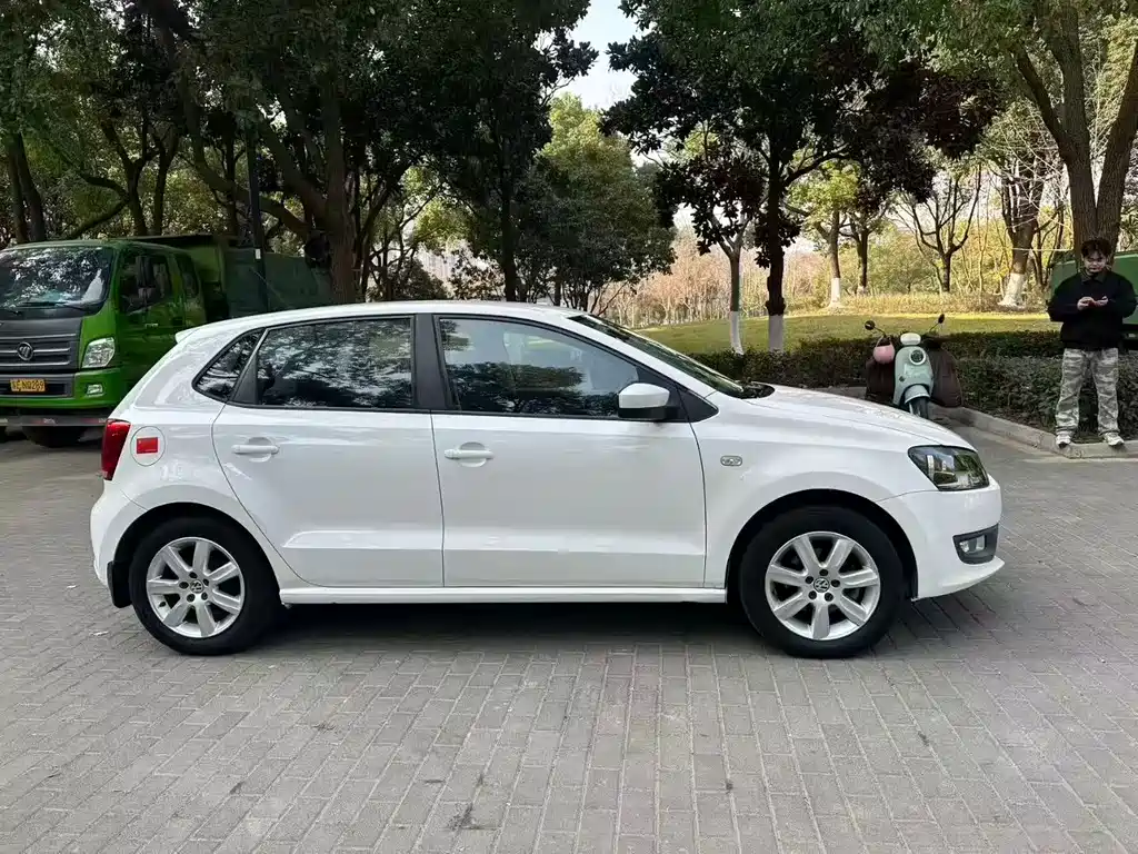 Volkswagen Volkswagen Polo 2014 1.6L Automatic Comfort Edition 2015 - thumbnail 2