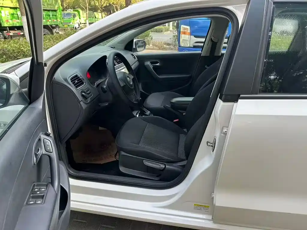 Volkswagen Volkswagen Polo 2014 1.6L Automatic Comfort Edition 2015 - thumbnail 5