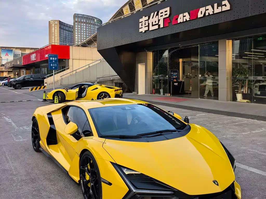 Lamborghini Lamborghini Revuelto 2025
