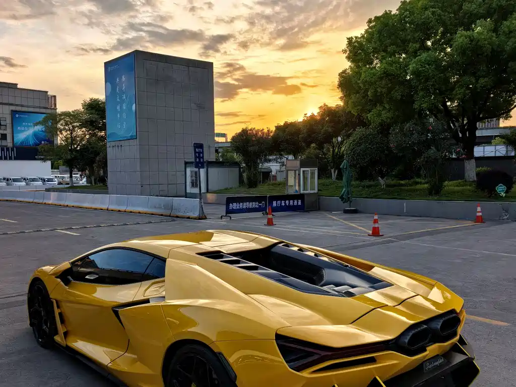 Lamborghini Lamborghini Revuelto 2025 - thumbnail 2