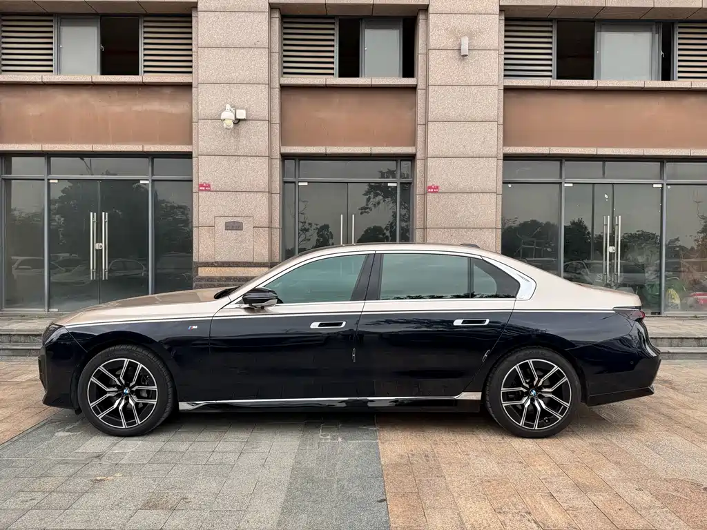 BMW BMW 7 Series 735Li M Sport 2023 - thumbnail 3