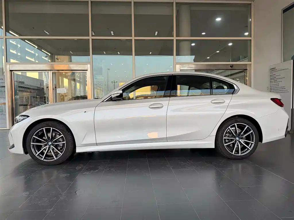 BMW BMW 3 Series 325i M Sport 2025 - thumbnail 3