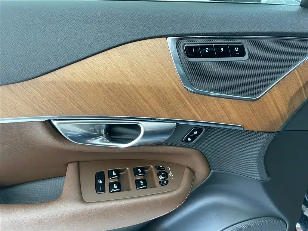 Volvo Volvo XC90 B6 Momentum 7-Seater 2024 - thumbnail 9