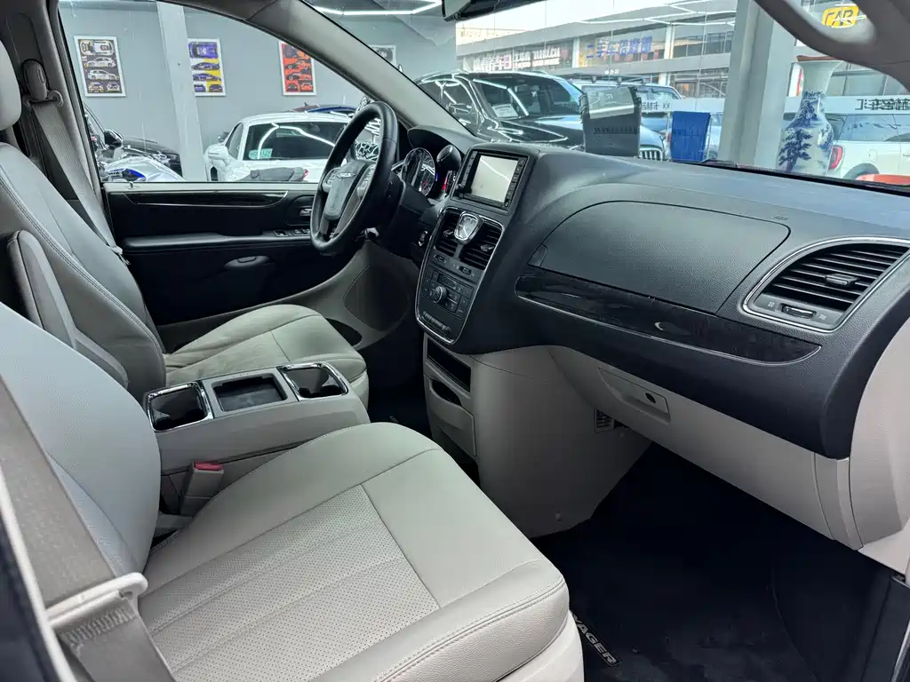 Chrysler Chrysler Grand Voyager 2014 3.6L Comfort Edition 2016 - thumbnail 9