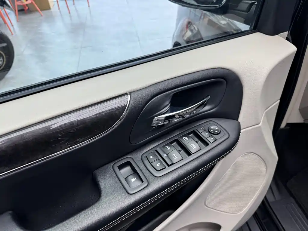 Chrysler Chrysler Grand Voyager 2014 3.6L Comfort Edition 2016 - thumbnail 11