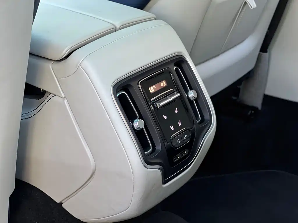 Aston Martin Aston Martin DBX 2023 4.0T V8 2024 - thumbnail 15