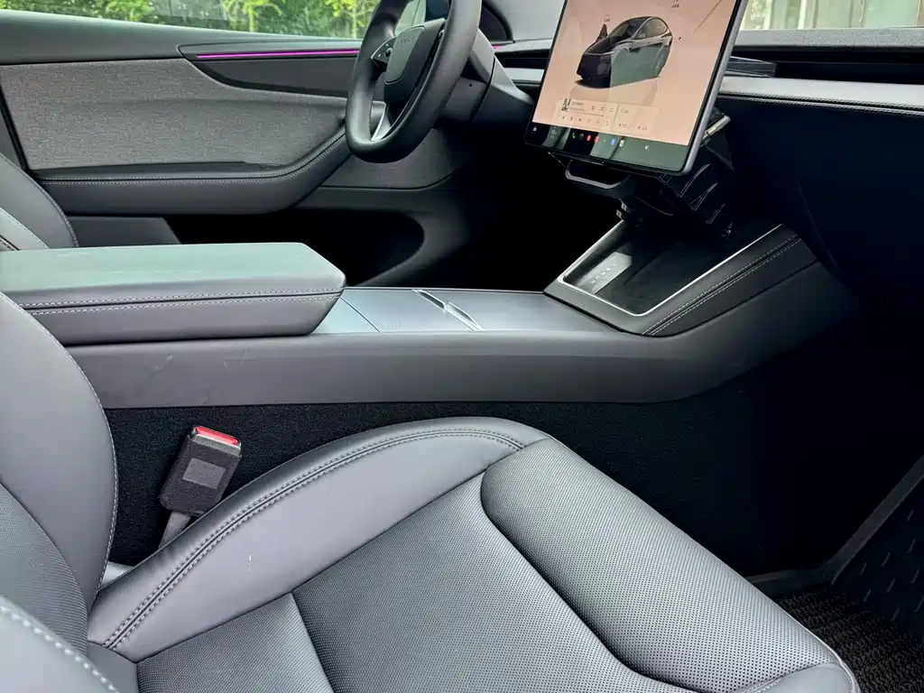 Tesla Model Y 2025 Rear-Wheel Drive Launch Edition 2025 - thumbnail 8