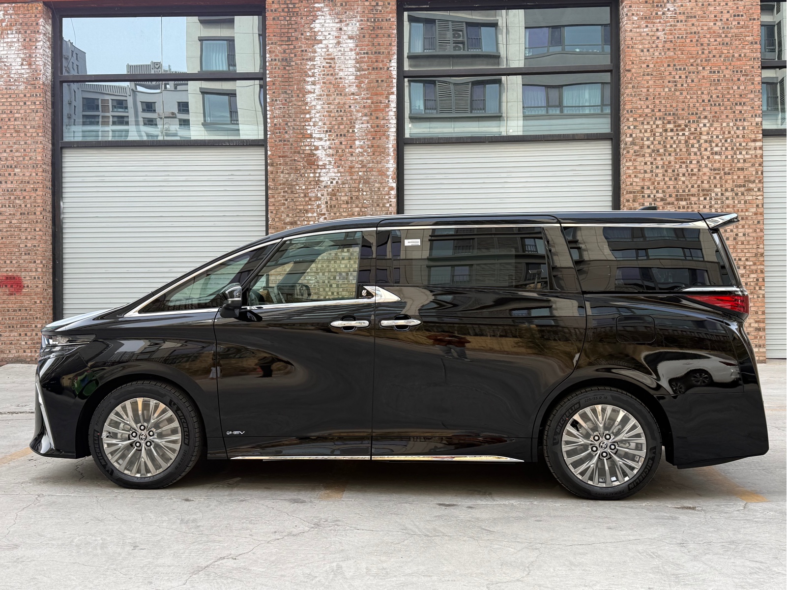 Toyota Alphard 2025 Hybrid 2.5L Zhenxiang Gold Edition 2026 - thumbnail 4