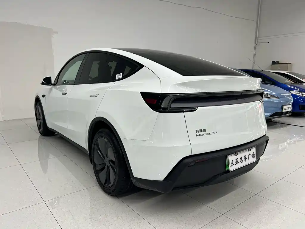 Tesla Model Y RWD 2025 - thumbnail 4