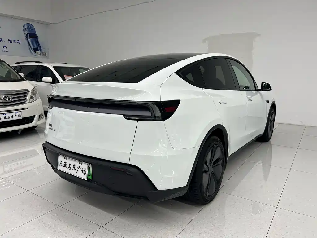 Tesla Model Y RWD 2025 - thumbnail 6