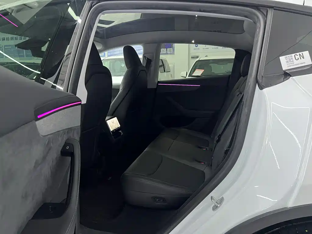 Tesla Model Y RWD 2025 - thumbnail 9