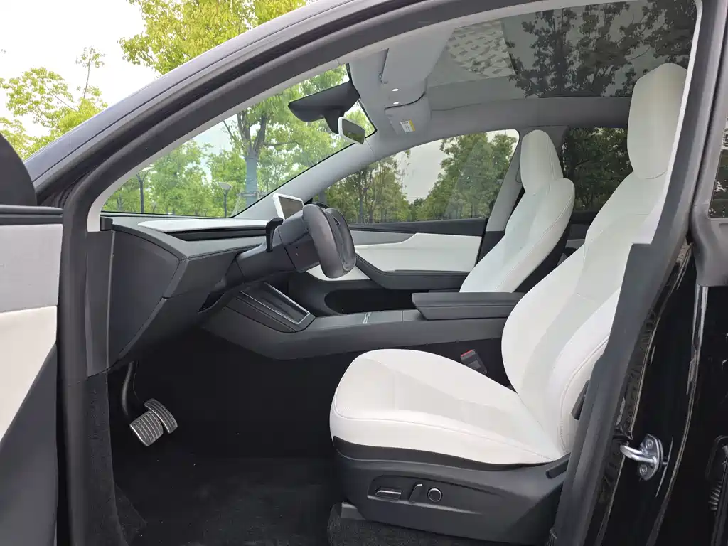 Tesla Model Y 2025 RWD 2025 - thumbnail 9