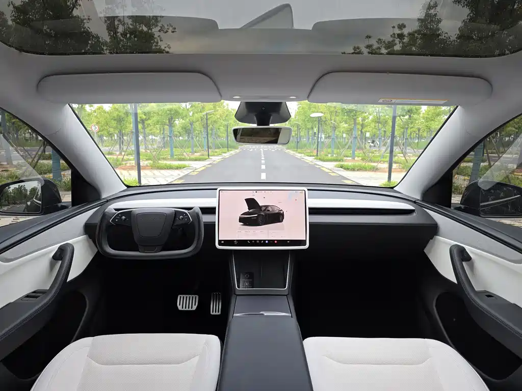 Tesla Model Y 2025 RWD 2025 - thumbnail 14