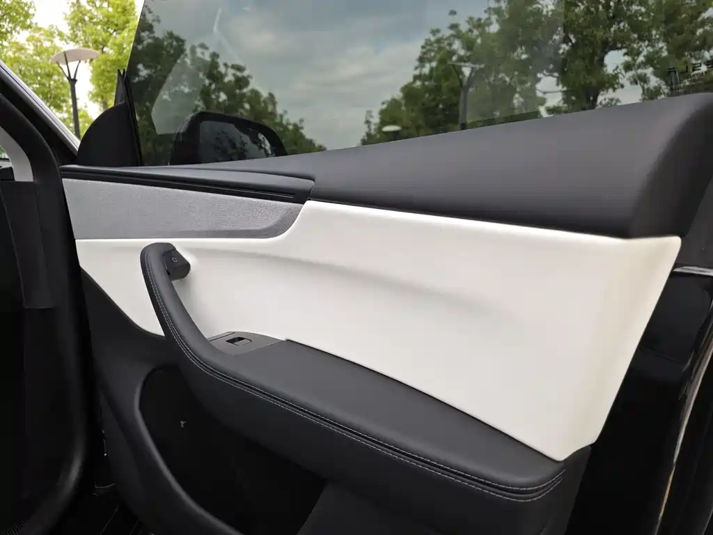Tesla Model Y 2025 RWD 2025 - thumbnail 17