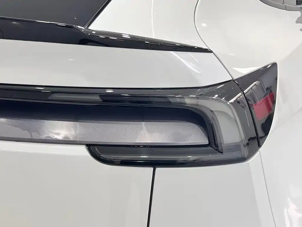 Tesla Model Y Long Range AWD 2025 - thumbnail 7